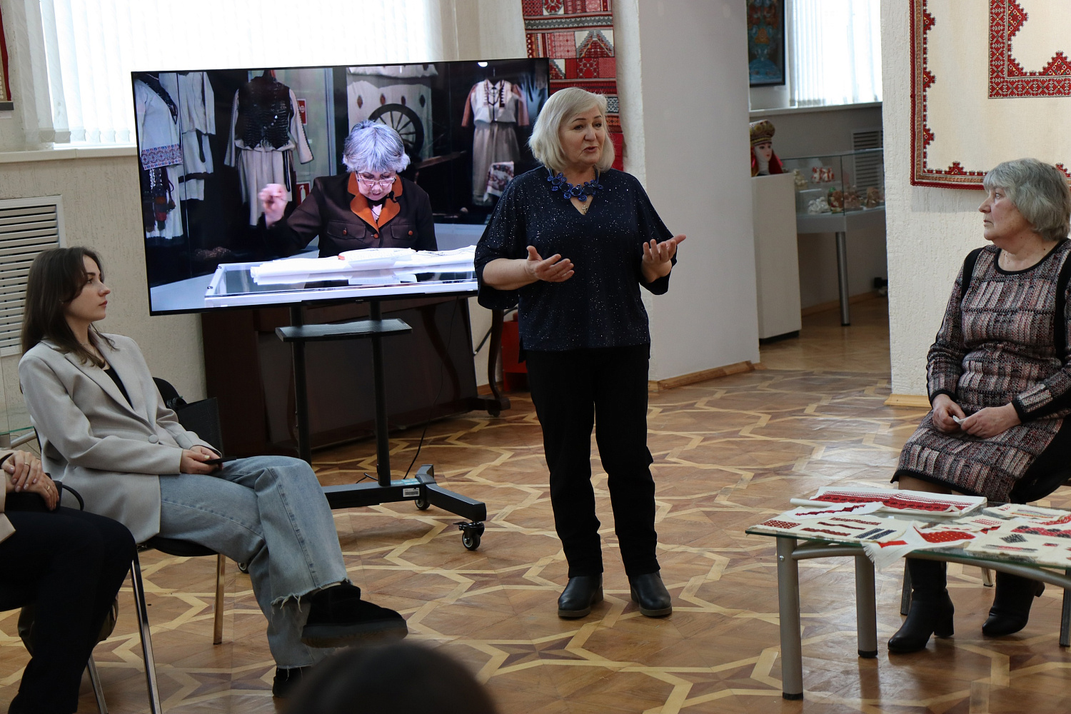  Круглый стол в рамках выставки «Творчество рождает радость»