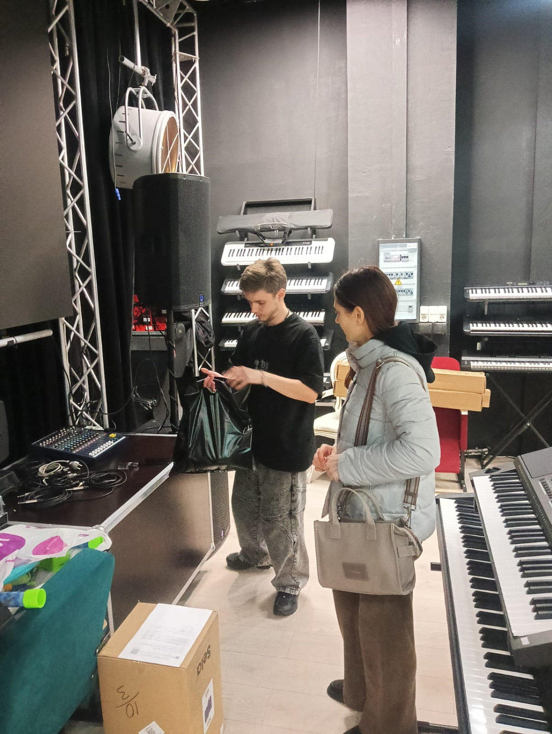 Приобретение музыкальных инструментов 